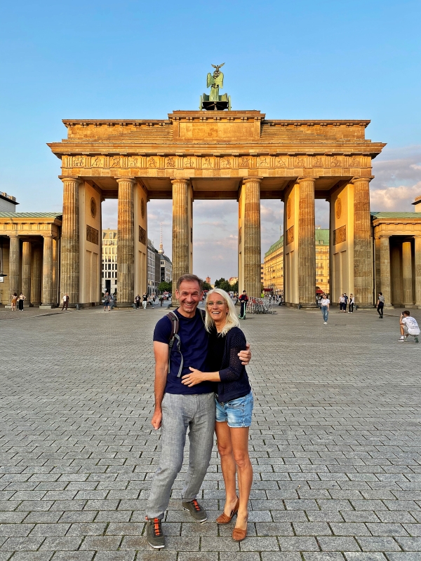 Erster Bürgermeister Stephan Antwerpen mit seiner Frau Marion vor dem Brandenburger Tor.