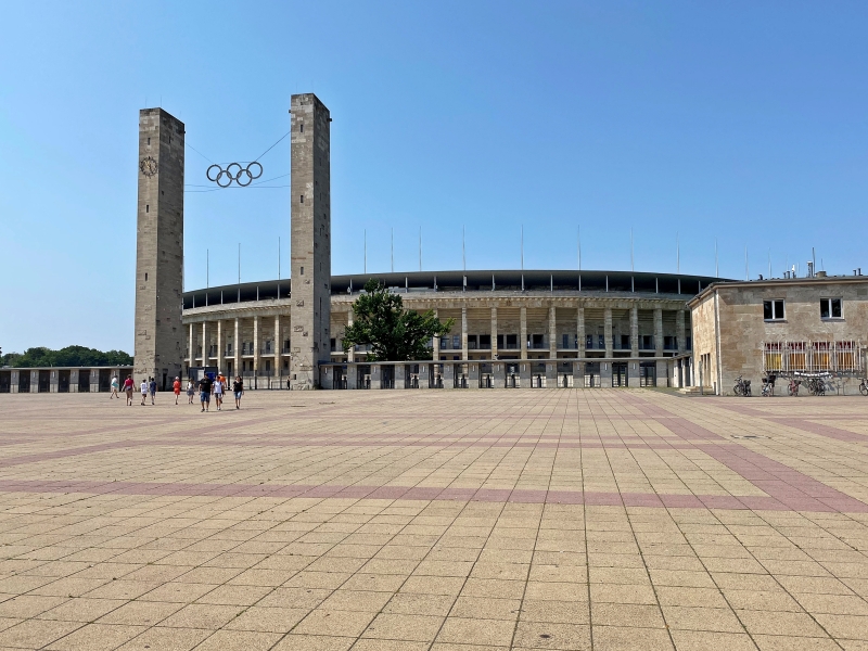 Hier sehen Sie das Olympiastadtion in Berlin.