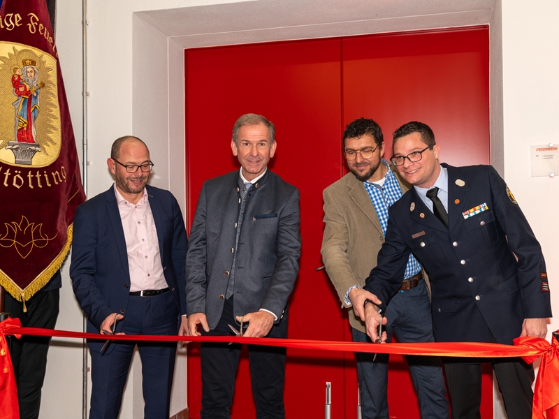Stadt Altötting, Einweihung Fahrzeughalle Feuerwehr Altötting, Banddurchschneidung, Foto: Stefan Fischer
