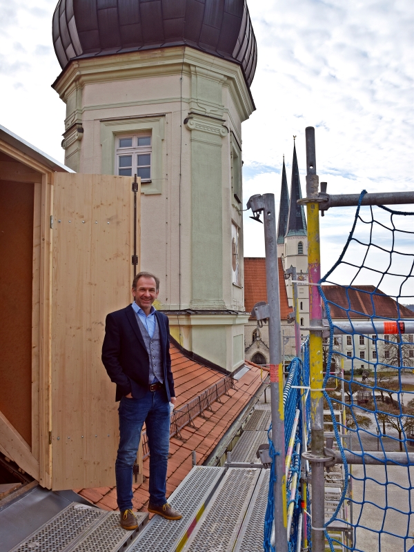 Hier sehen Sie Ersten Bürgermeister Stephan Antwerpen bei den Umbau- und Sanierungsmaßnahmen des Altöttinger Rathauses.