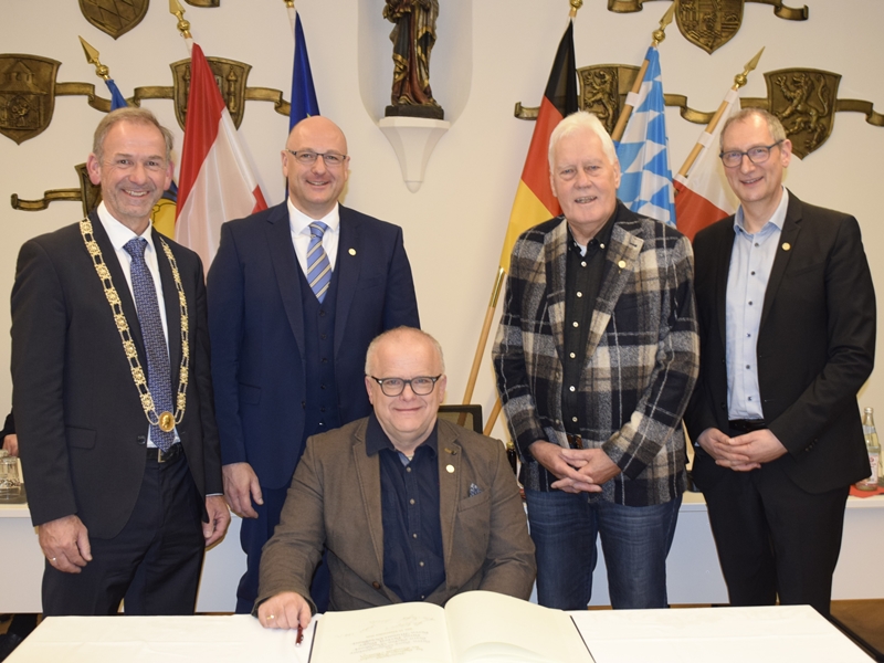 Stadt Altötting, Verleihung Goldene Ehrennadel 2024, Foto: Stadt Altötting