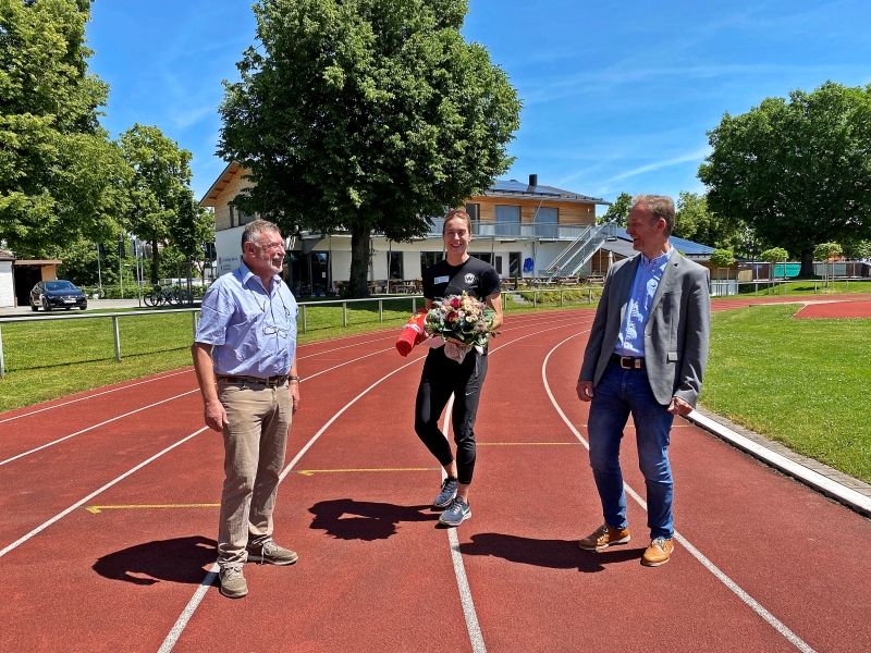 Erster Bürgermeister Stephan Antwerpen und Sportreferent Wolfgang Sellner gratulieren Alexandra Burghardt.
