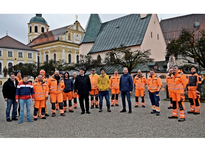 Stadt Altötting, Gruppenbild Bauhof, Votiftafel für Marc Lindner