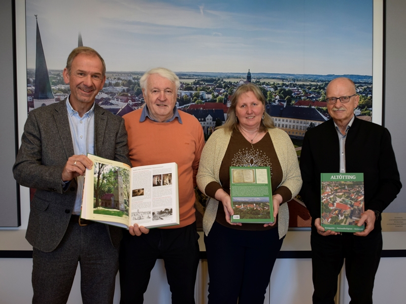 Stadt Altötting, Übergabe Heimatbuch Altötting, Foto: Stadt Altötting