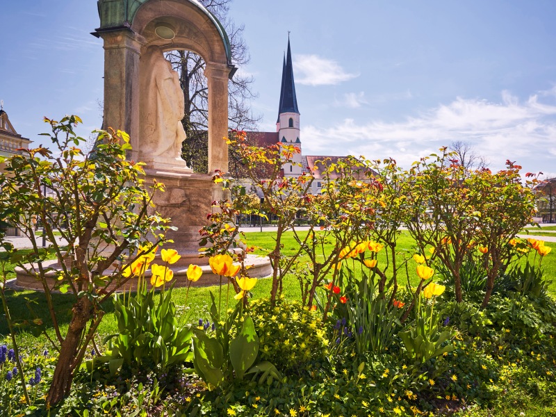 Stadt Altötting, Frühling auf dem Kapellplatz, Foto DIRSCHL.com