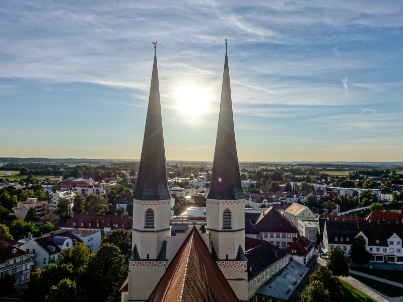Stadt Altötting, Luftaufname Stiftskirche, Foto Klaus Vierlinger