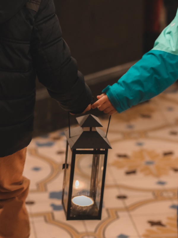 Stadt Altötting, Kinder mit Laterne, Foto: Anna Maria Scherfler, Mariazell