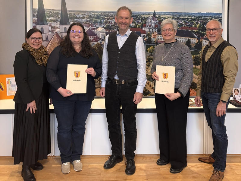 Stadt Altötting, Übergabe Urkunde an neue Standesbeamtinnen, Foto: Stadt Altötting