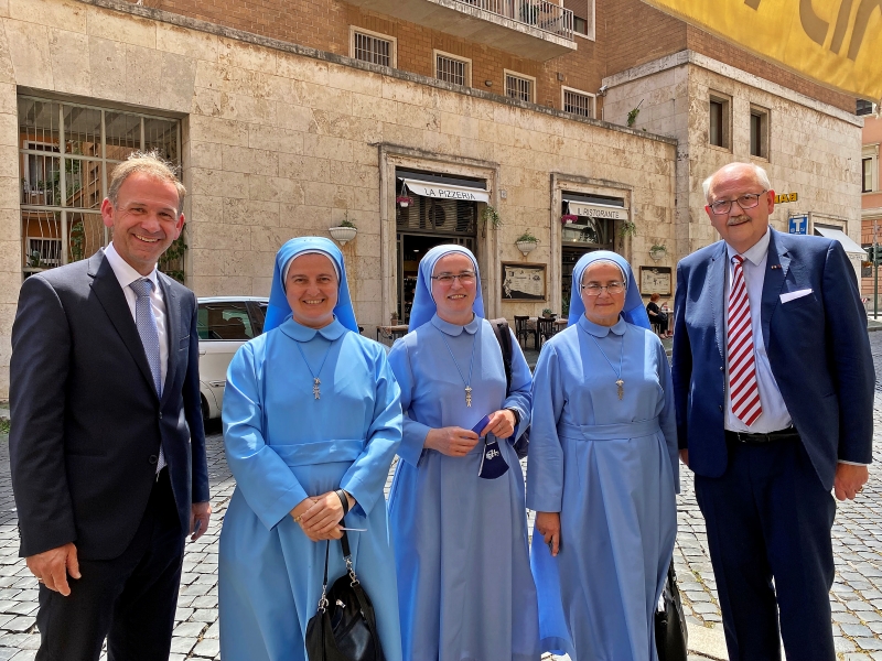 Hier sehen Sie Ersten Bürgermeister Stephan Antwerpen mit Altbürgermeister Herbert Hofauer mit Klosterschwestern aus Krakau.