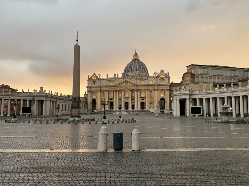 Hier sehen Sie den Petersplatz mit Petersdom in den frühen Morgenstunden.