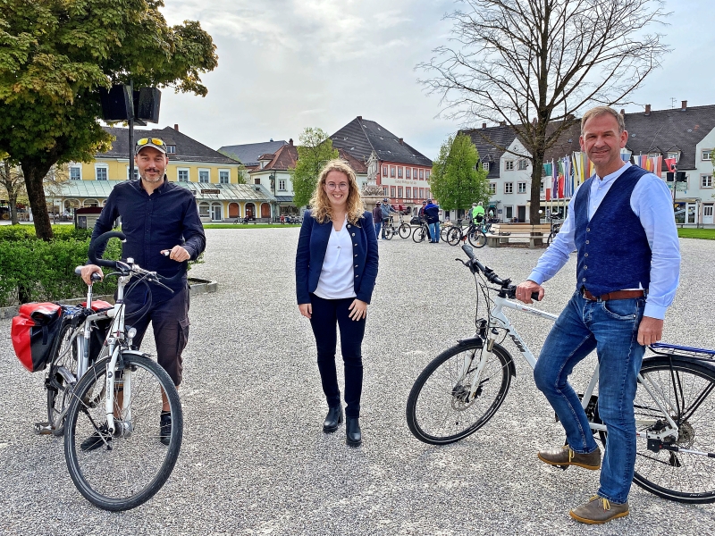 Erster Bürgermeister Stephan Antwerpen mit den beiden Organisatoren Stephanie Kopold und Marcel Seehuber.