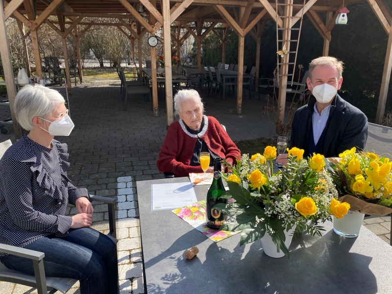 Hier sehen Sie Ersten Bürgermeister Stephan Antwerpen mit Anna Hafeneder, welche ihren 106. Geburtstag feierte.