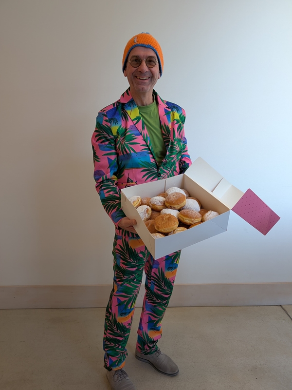 Stadt Altötting, Stephan Antwerpen mit Krapfen, Foto: Stadt Altötting
