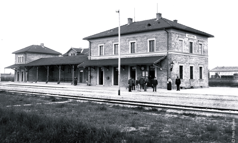 Der Bahnhof im Jahr 1901, von Südosten aus gesehen. Blick über die Bahngleise zum Bahnhofsgebäude.