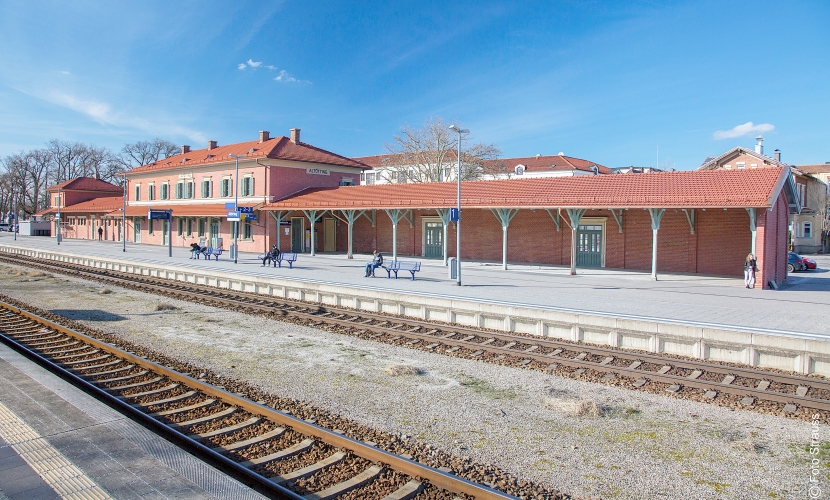 Der Bahnhof im Jahr 2019, von Südosten aus gesehen. Blick über die Bahngleise zum Bahnhofsgebäude.