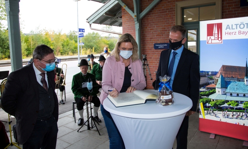 Staatsministerin Kerstin Schreyer MdL trägt sich ins Goldene Buch der Stadt Altötting ein.