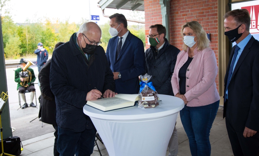 Altbürgermeister Herbert Hofauer trägt sich ins Goldene Buch der Stadt Altötting ein.