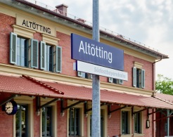Hier sehen Sie den Altöttinger Bahnhof, welcher die Auszeichnung "Bahnhof des Jahres 2020" erhielt.