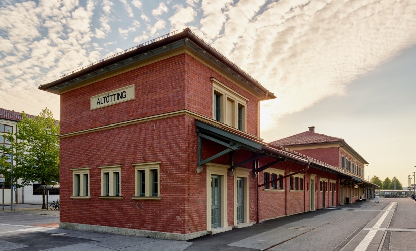 Hier sehen Sie den Bahnhof Altötting.