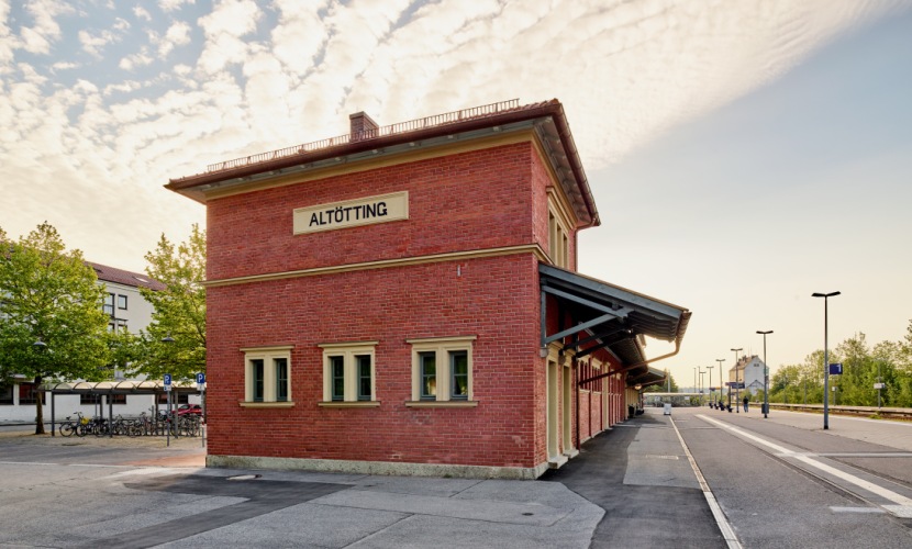 Hier sehen Sie den Bahnhof Altötting.