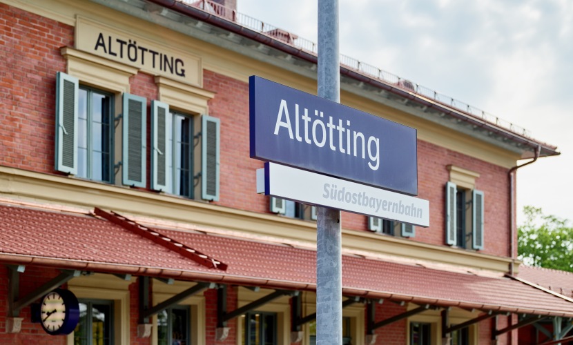Hier sehen Sie den Bahnhof Altötting.