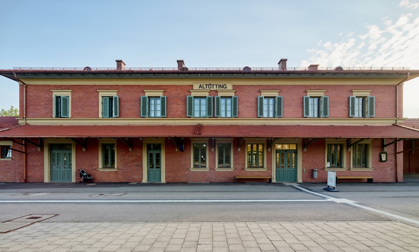 Hier sehen Sie den Bahnhof Altötting.