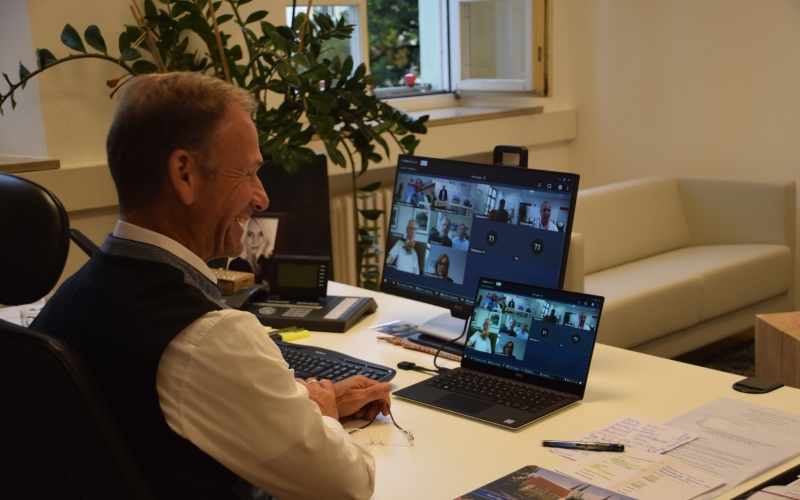 Hier sehen Sie Ersten Bürgermeister Stephan Antwerpen bei der Videokonferenz zur Auszeichnung "Bahnhof des Jahres 2020".