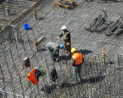 Hier sehen Sie Bauarbeiter auf der Baustelle.