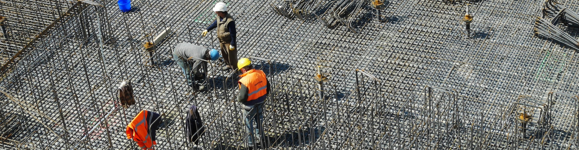 Hier sehen Sie Bauarbeiter auf einer Baustelle.