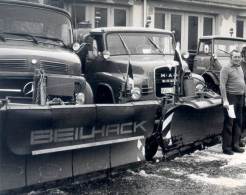 Die Schneepflugfahrzeuge des Bauhof Altötting im Jahr1967. 