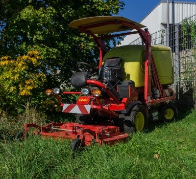 Bauhof Altötting, Ferrari Großflächenmäher, Foto Stadt Ferrari Großflächenmäher des Bauhofs Altötting.