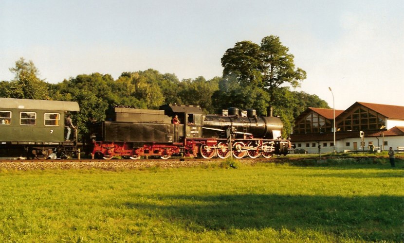 Eine Dampflok fährt nach Altötting zum Bahnhofsfest 2005.