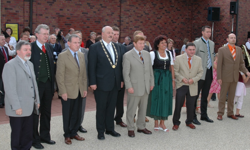 Verschiedene Ehrengäste vor dem Altöttinger Bahnhof auf dem Bahnhofsfest 2005.