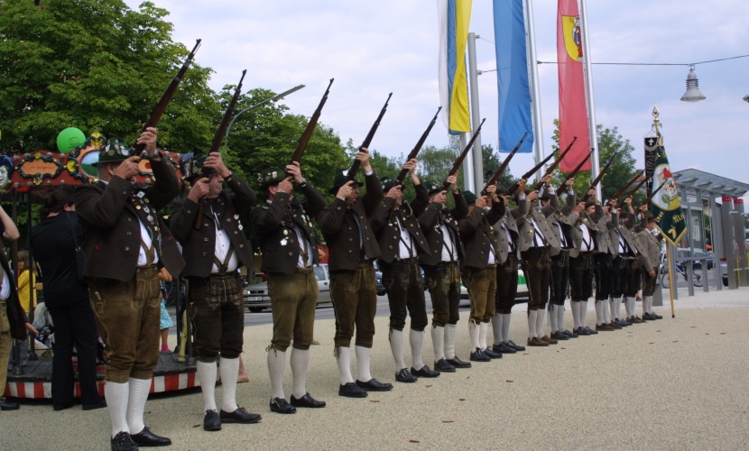 Schützen stehen vor dem Altöttinger Bahnhof bei dem Bahnhofsfest 2005 und schießen in die Luft.