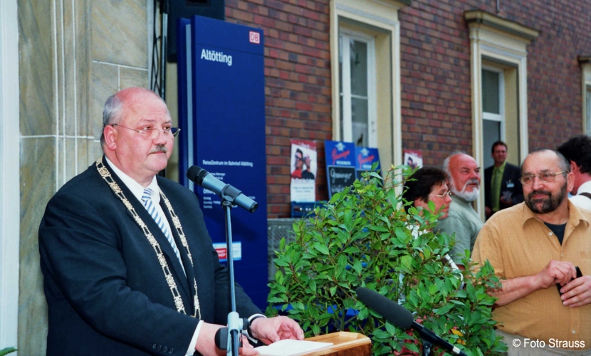 Der Bürgermeister hält auf dem Altöttinger Bahnhofsfest 2005 eine rede.