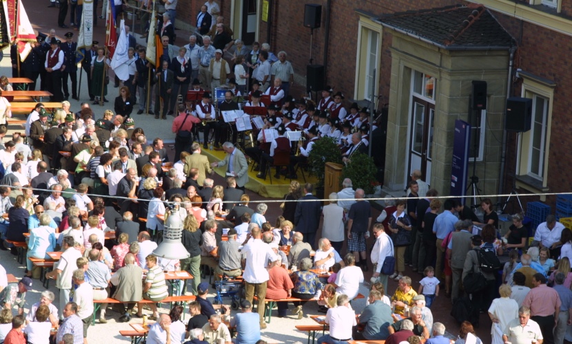 Eine Luftaufnahme des Altöttinger Bahnhofsfestes 2005, bei der man alle Gäste sitztend sieht.