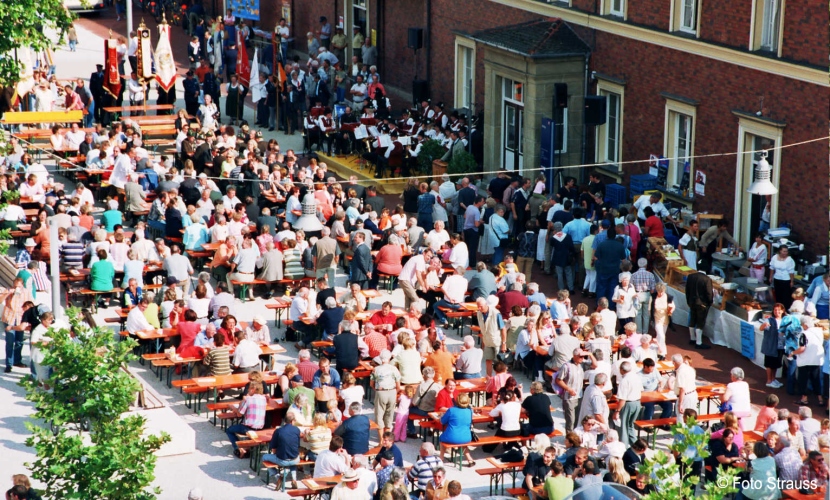 Eine Luftaufnahme des Altöttinger Bahnhofsfestes 2005, bei der man alle Gäste sitztend sieht.