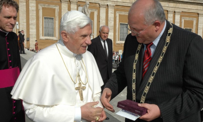Der Altöttinger Bürgermeister begrüßt Papst Benedikt 2005 bei seinem Besuch in Rom.
