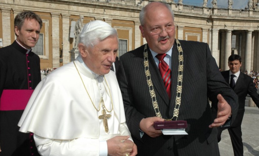 Der Altöttinger Bürgermeister begrüßt Papst Benedikt 2005 bei seinem Besuch in Rom.