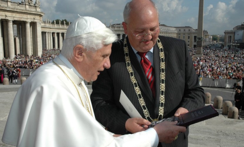 Der Altöttinger Bürgermeister begrüßt Papst Benedikt 2005 bei seinem Besuch in Rom.