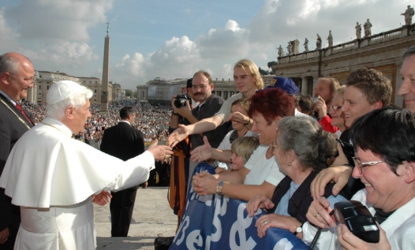 Der Altöttinger Bürgermeister begleitet Papst Benedikt bei seinem Besuch in Rom 2005 durch die Pilger.