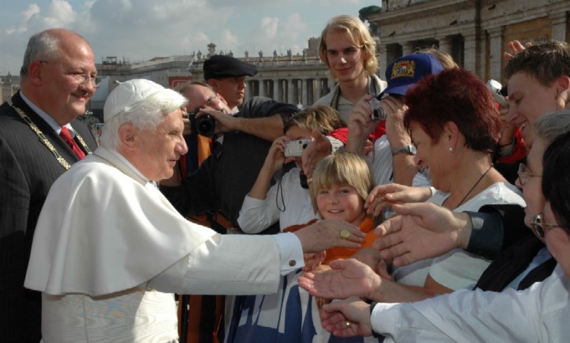 Der Altöttinger Bürgermeister begleitet Papst Benedikt bei seinem Besuch in Rom 2005 durch die Pilger.