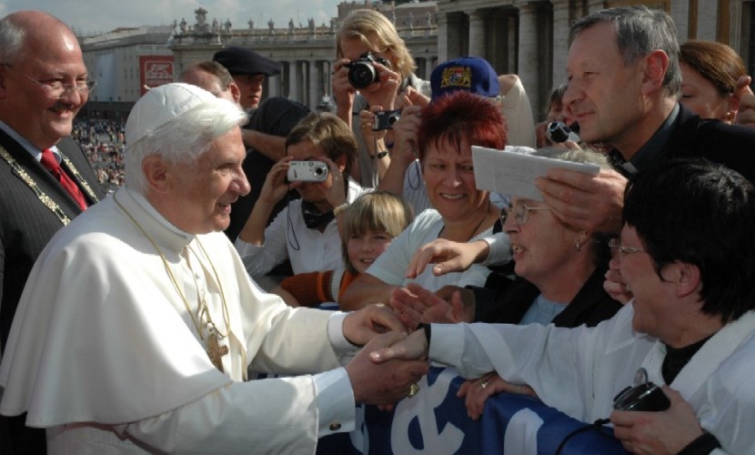 Der Altöttinger Bürgermeister begleitet Papst Benedikt bei seinem Besuch in Rom 2005 durch die Pilger.