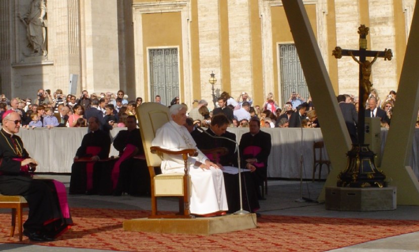 Der Papst Benedikt sitzt auf seiner Kanzel bei dem besuch des Altöttinger Bürgermeisters 2005 in Rom.