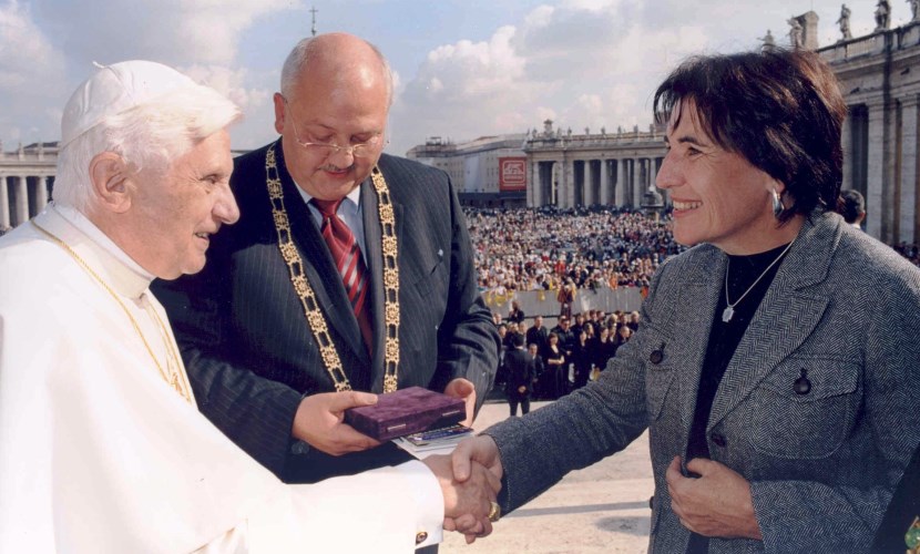 Der Altöttinger Bürgermeister bei seinem Besuch 2005 in Rom mit Papst Benedikt.