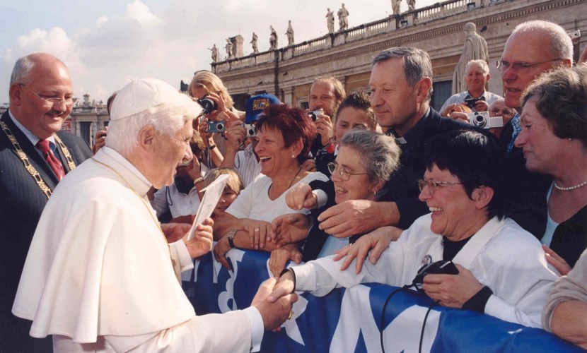Der Altöttinger Bürgermeister begleitet Papst Benedikt bei seinem Besuch in Rom 2005 durch die Pilger.