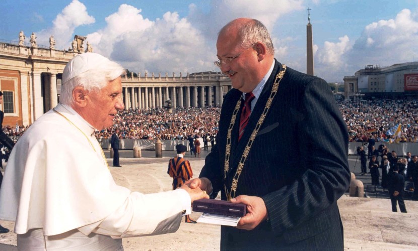 Der Altöttinger Bürgermeister begrüßt Papst Benedikt 2005 bei seinem Besuch in Rom.