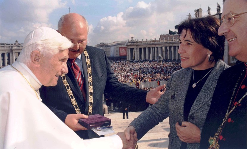 Der Altöttinger Bürgermeister bei seinem Besuch 2005 in Rom mit Papst Benedikt.