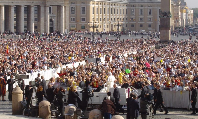 Der Altöttinger Bürgermeister begleitet Papst Benedikt bei seinem Besuch in Rom 2005 durch die Pilger.