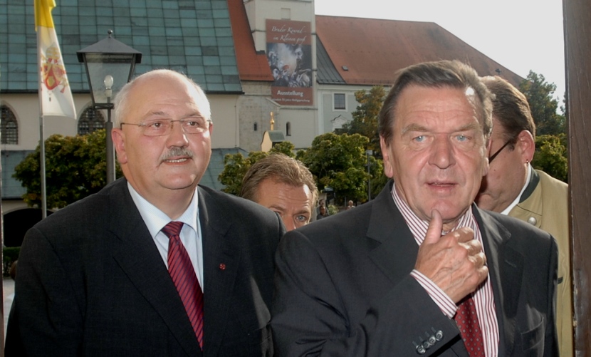 Der Altöttinger Bürgermeister mit dem Bundeskanzler a. D. Gerhard Schröder bei dessen Besuch 2009 in Altötting.